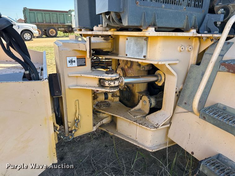 image for item EJ3069 2002 Bell 4206D tractor with scraper