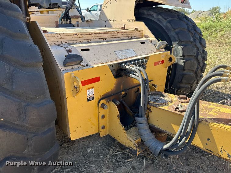 image for item EJ3069 2002 Bell 4206D tractor with scraper