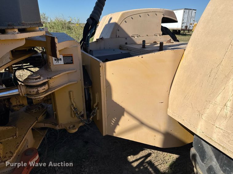 image for item EJ3069 2002 Bell 4206D tractor with scraper