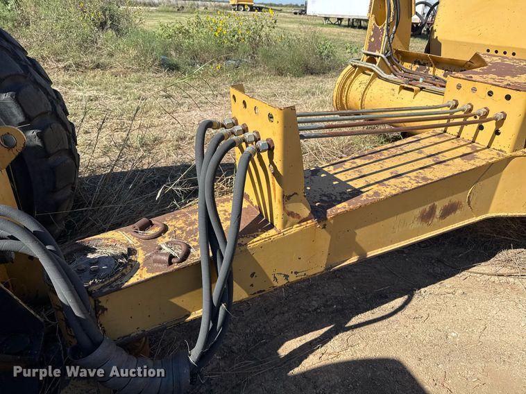 image for item EJ3069 2002 Bell 4206D tractor with scraper