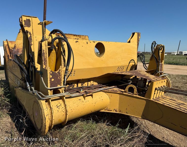 image for item EJ3069 2002 Bell 4206D tractor with scraper