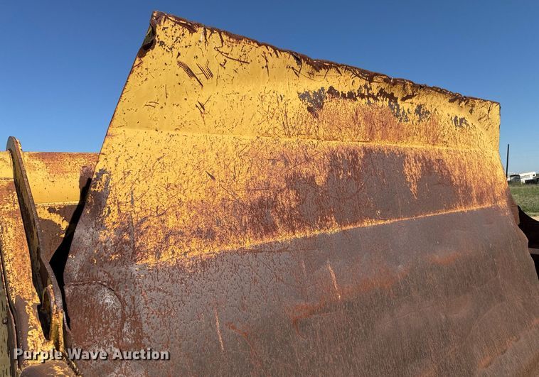 image for item EJ3069 2002 Bell 4206D tractor with scraper