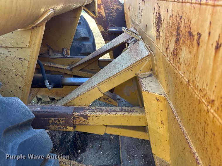 image for item EJ3069 2002 Bell 4206D tractor with scraper