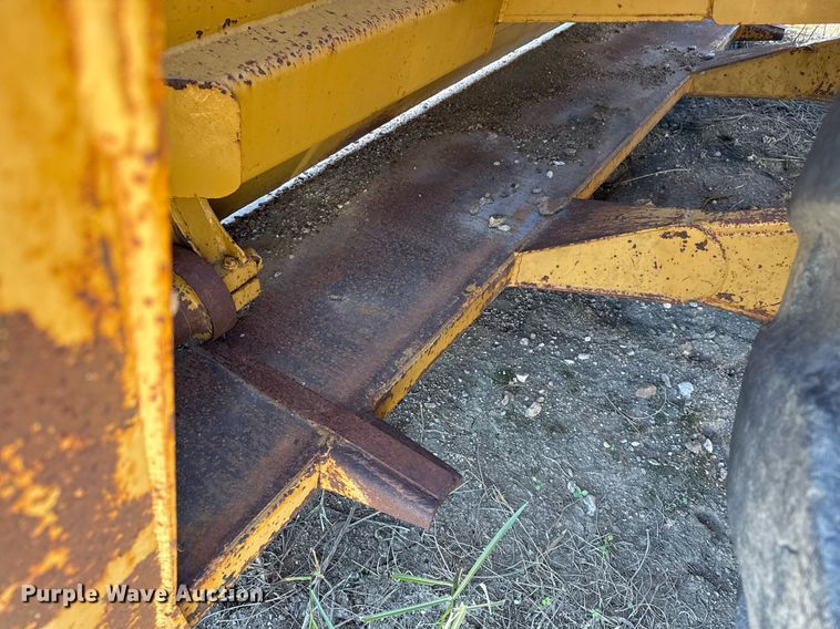 image for item EJ3069 2002 Bell 4206D tractor with scraper