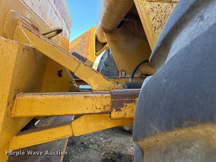 image for item EJ3069 2002 Bell 4206D tractor with scraper