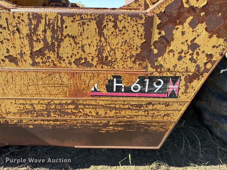 image for item EJ3069 2002 Bell 4206D tractor with scraper