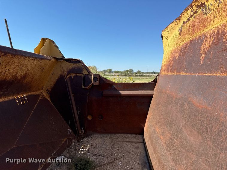 image for item EJ3069 2002 Bell 4206D tractor with scraper