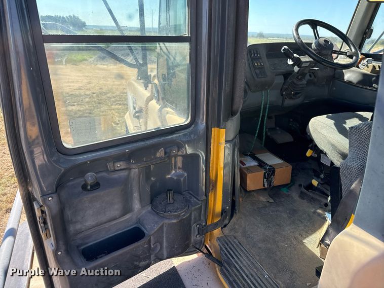 image for item EJ3069 2002 Bell 4206D tractor with scraper