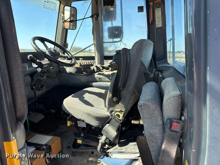 image for item EJ3069 2002 Bell 4206D tractor with scraper