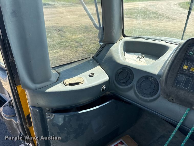 image for item EJ3069 2002 Bell 4206D tractor with scraper