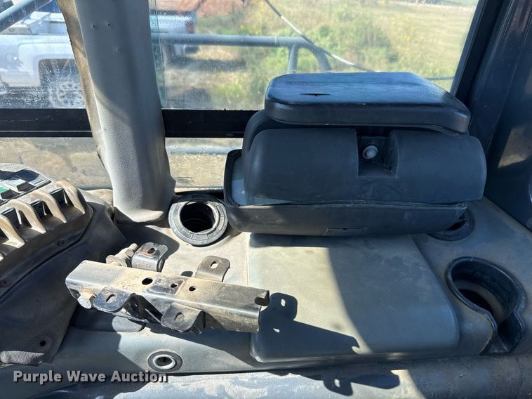 image for item EJ3069 2002 Bell 4206D tractor with scraper