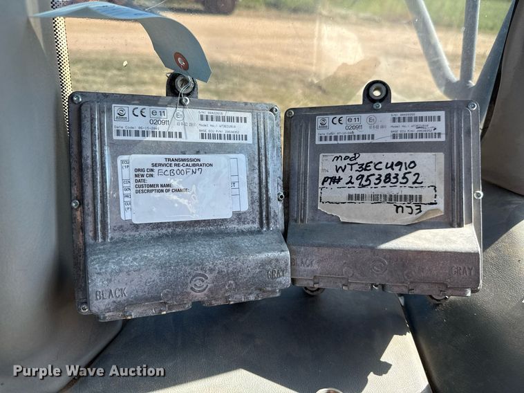 image for item EJ3069 2002 Bell 4206D tractor with scraper