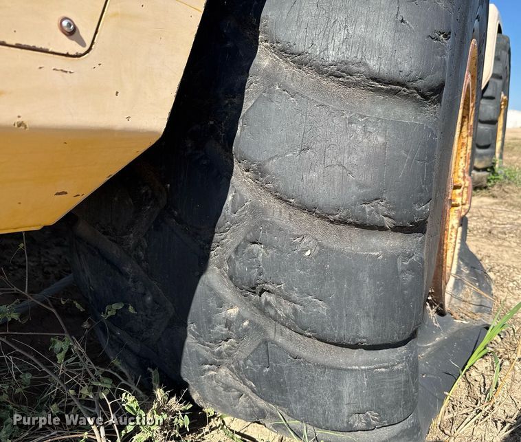 image for item EJ3069 2002 Bell 4206D tractor with scraper