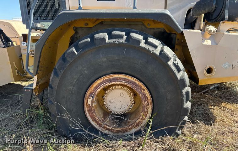 image for item EJ3069 2002 Bell 4206D tractor with scraper