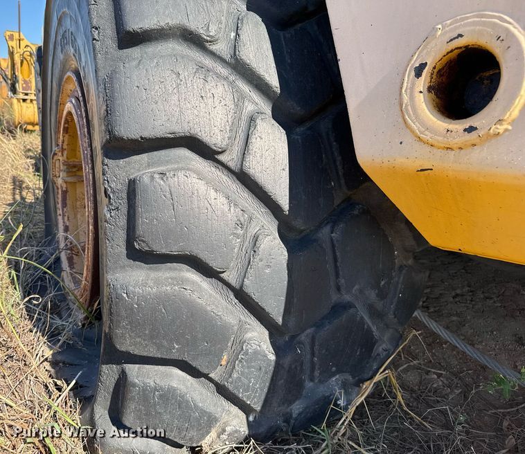 image for item EJ3069 2002 Bell 4206D tractor with scraper