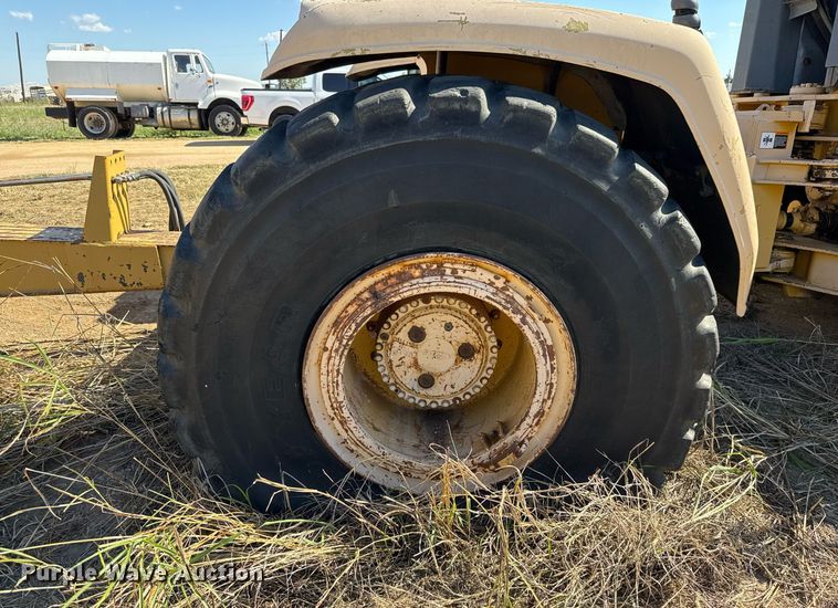 image for item EJ3069 2002 Bell 4206D tractor with scraper