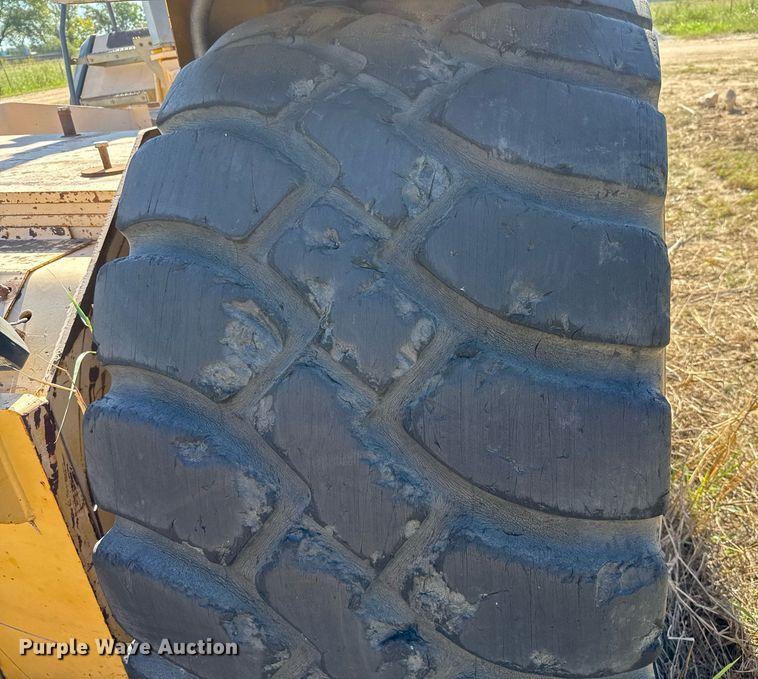 image for item EJ3069 2002 Bell 4206D tractor with scraper