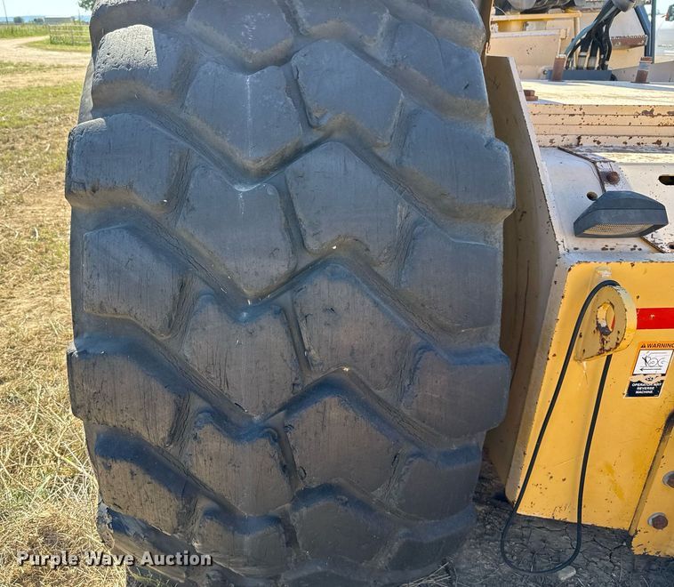 image for item EJ3069 2002 Bell 4206D tractor with scraper