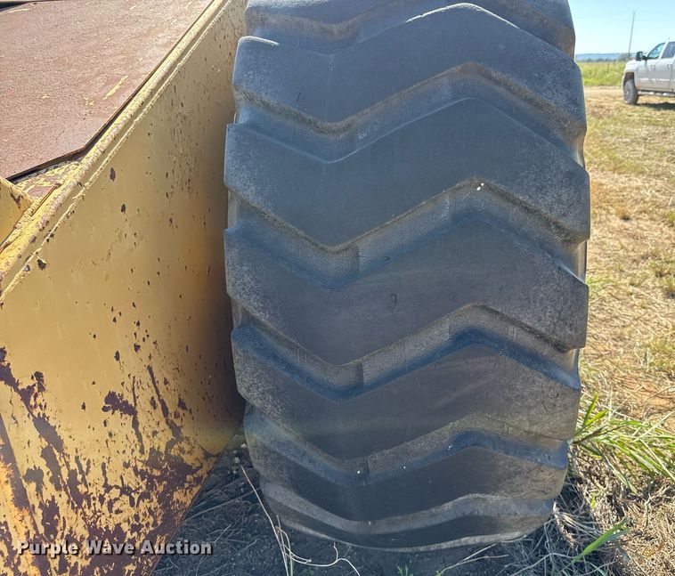 image for item EJ3069 2002 Bell 4206D tractor with scraper