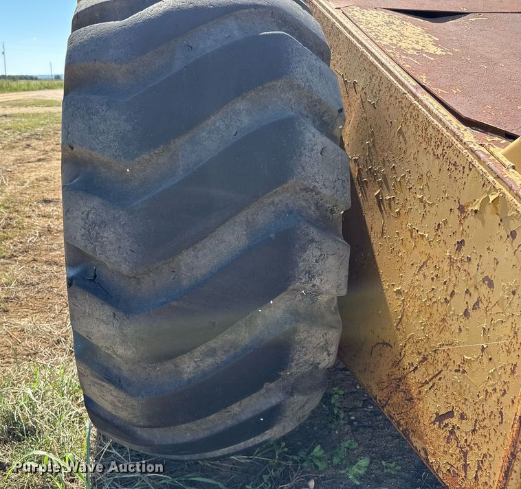 image for item EJ3069 2002 Bell 4206D tractor with scraper