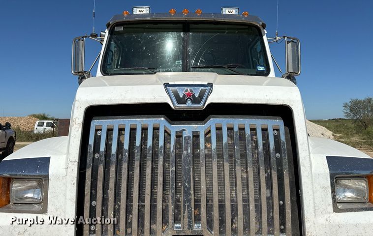 image for item EJ3071 2015 Western Star 4700SF dump truck
