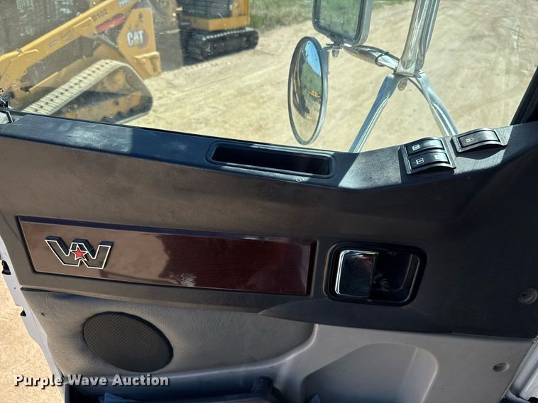 image for item EJ3071 2015 Western Star 4700SF dump truck