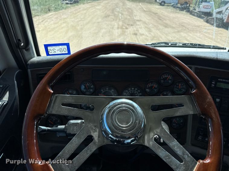 image for item EJ3071 2015 Western Star 4700SF dump truck