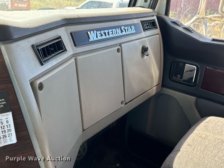 image for item EJ3071 2015 Western Star 4700SF dump truck