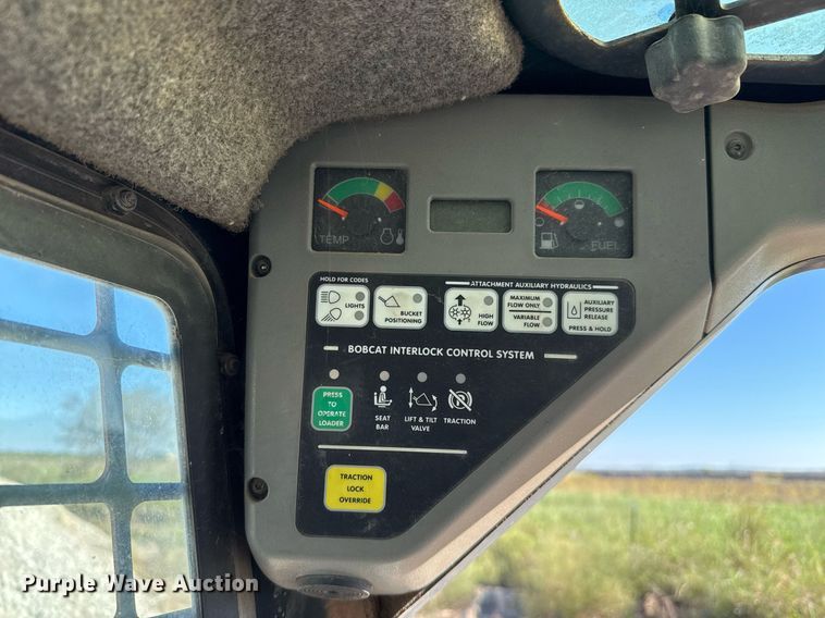 image for item EJ3072 2002 Bobcat 873 skid steer loader