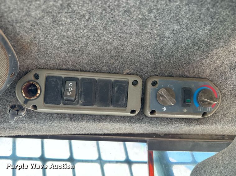 image for item EJ3072 2002 Bobcat 873 skid steer loader