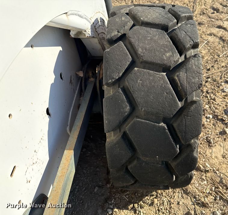 image for item EJ3072 2002 Bobcat 873 skid steer loader