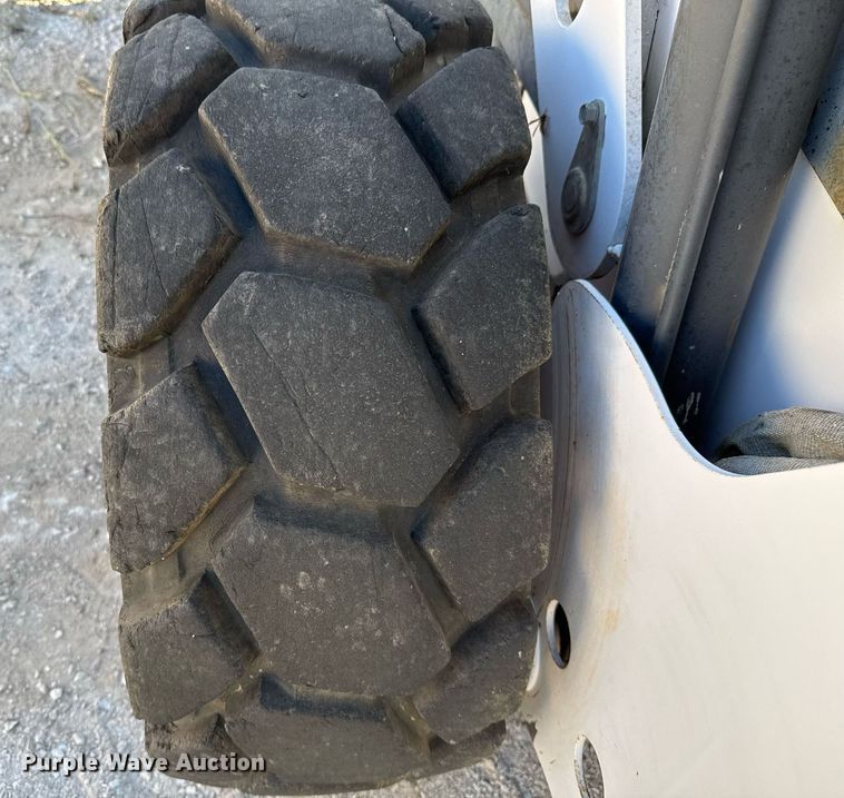 image for item EJ3072 2002 Bobcat 873 skid steer loader