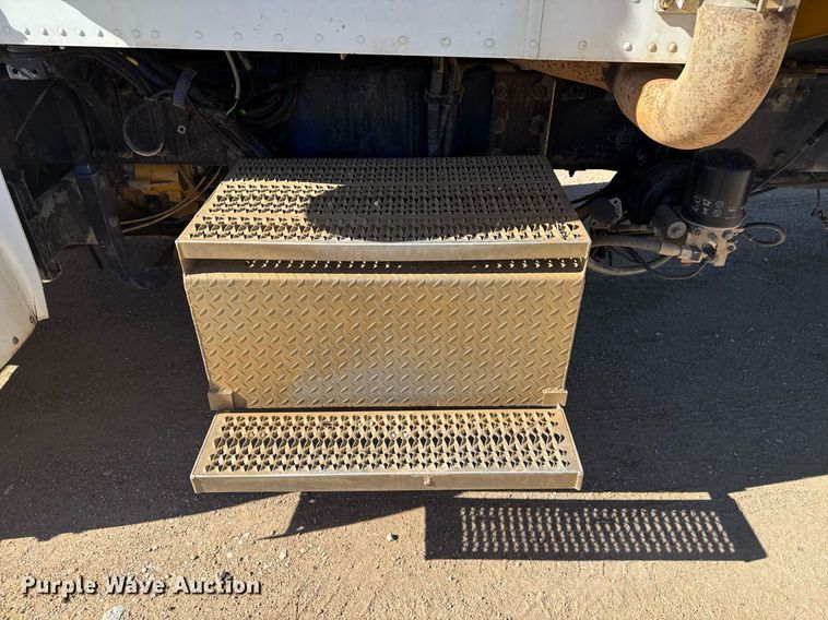 image for item EJ3083 2005 Peterbilt 378 dump truck