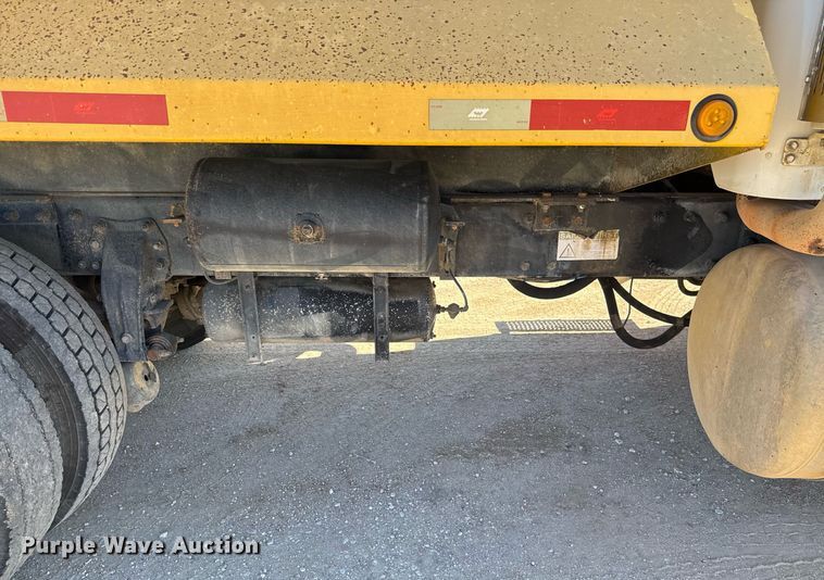 image for item EJ3083 2005 Peterbilt 378 dump truck