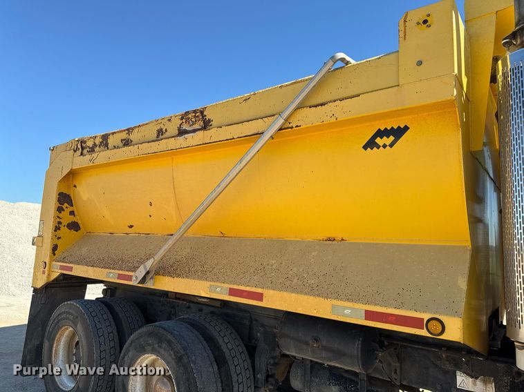 image for item EJ3083 2005 Peterbilt 378 dump truck