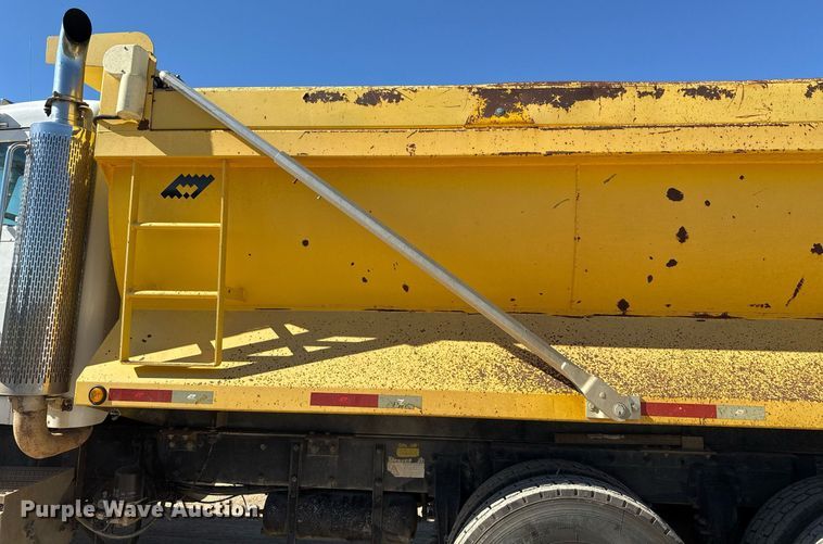 image for item EJ3083 2005 Peterbilt 378 dump truck