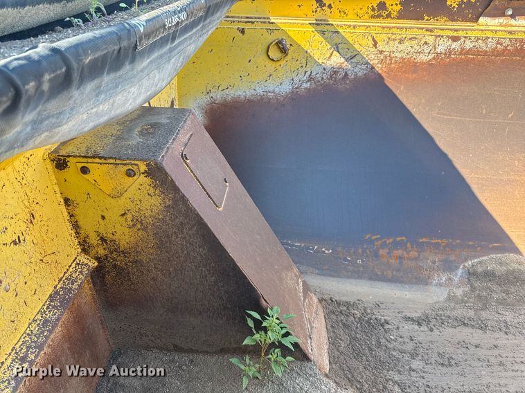 image for item EJ3083 2005 Peterbilt 378 dump truck