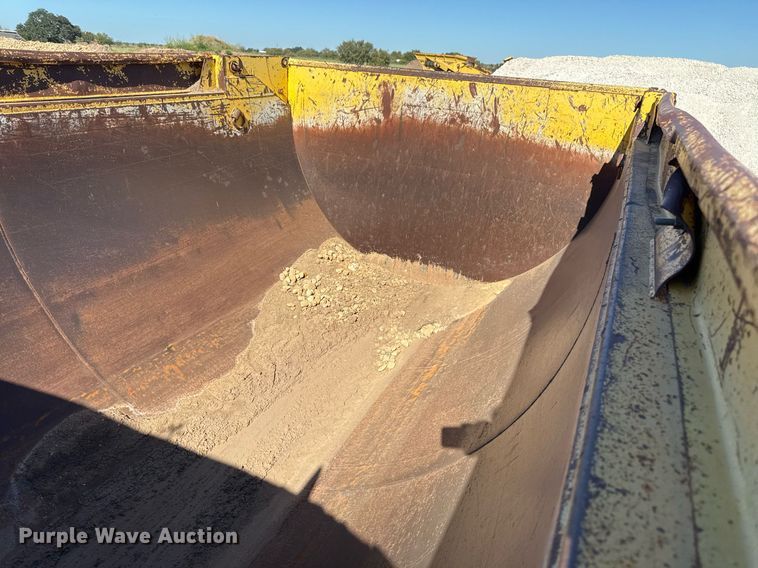 image for item EJ3083 2005 Peterbilt 378 dump truck