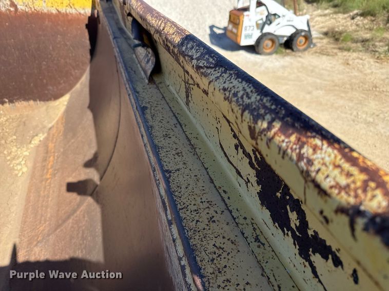 image for item EJ3083 2005 Peterbilt 378 dump truck