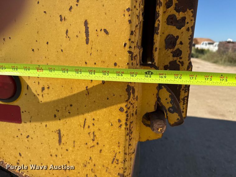 image for item EJ3083 2005 Peterbilt 378 dump truck