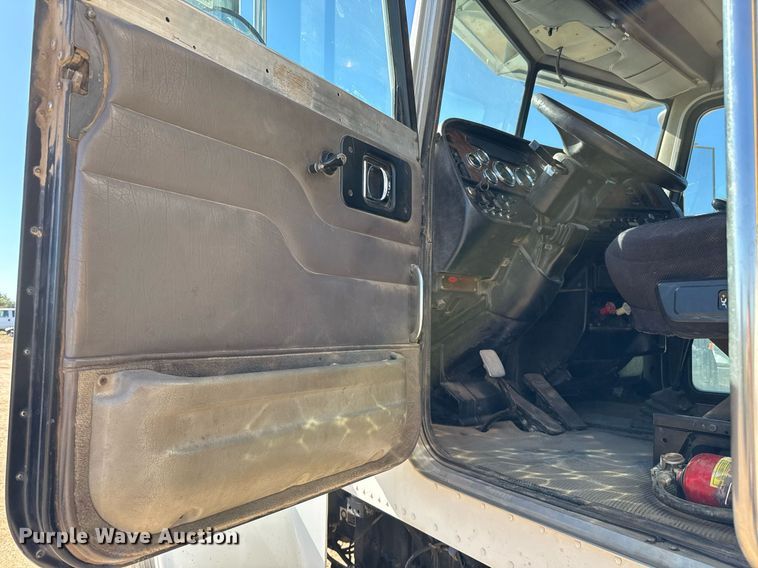 image for item EJ3083 2005 Peterbilt 378 dump truck