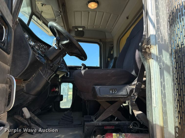 image for item EJ3083 2005 Peterbilt 378 dump truck