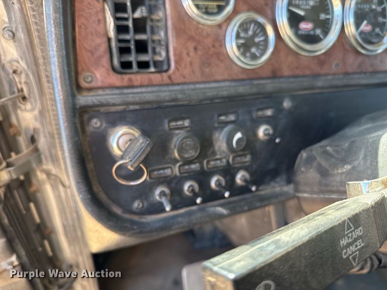 image for item EJ3083 2005 Peterbilt 378 dump truck