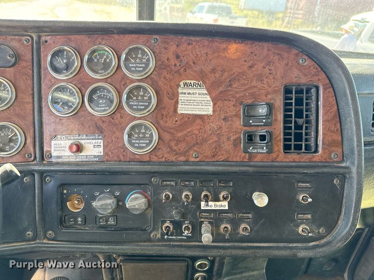 image for item EJ3083 2005 Peterbilt 378 dump truck