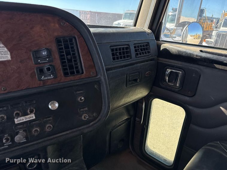 image for item EJ3083 2005 Peterbilt 378 dump truck