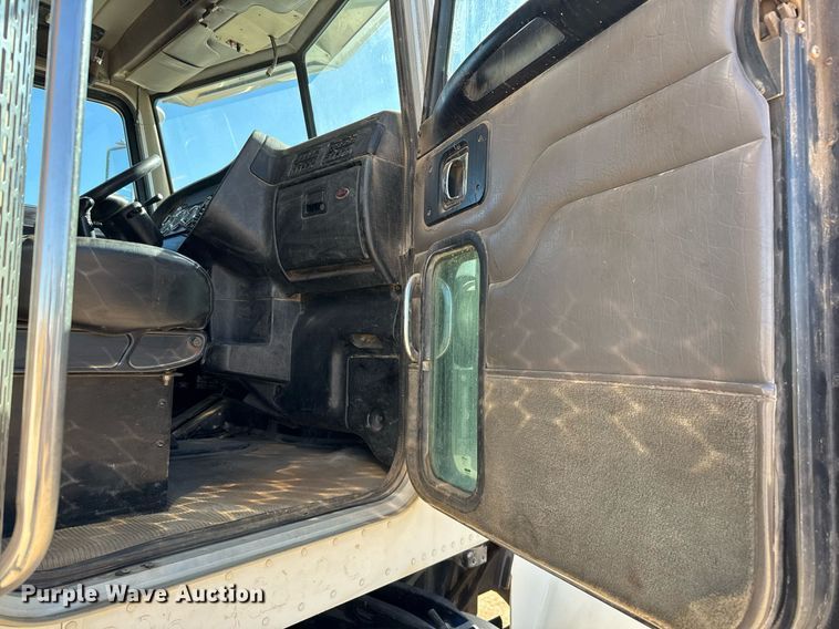 image for item EJ3083 2005 Peterbilt 378 dump truck