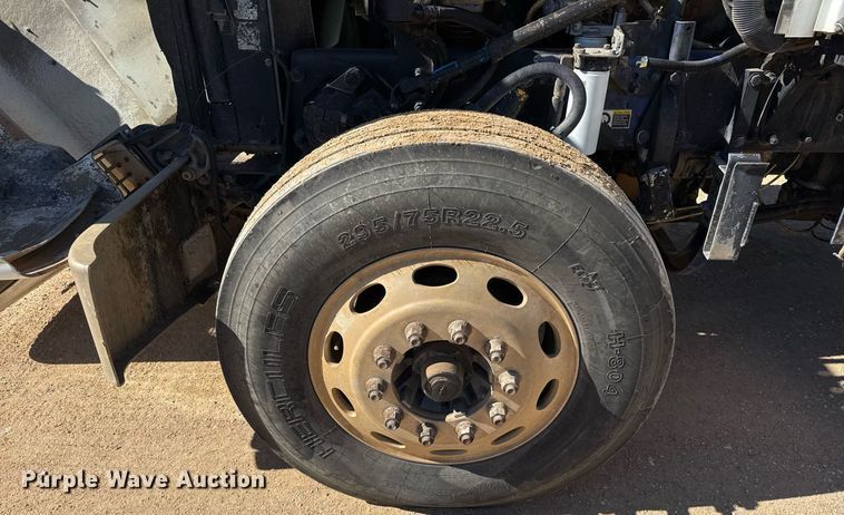 image for item EJ3083 2005 Peterbilt 378 dump truck