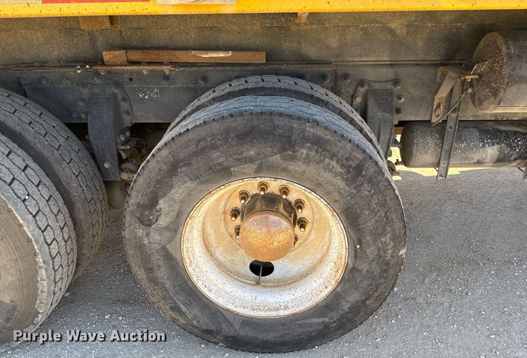 image for item EJ3083 2005 Peterbilt 378 dump truck