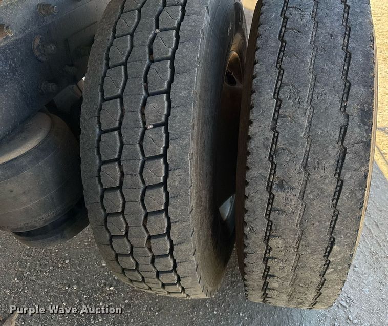 image for item EJ3083 2005 Peterbilt 378 dump truck