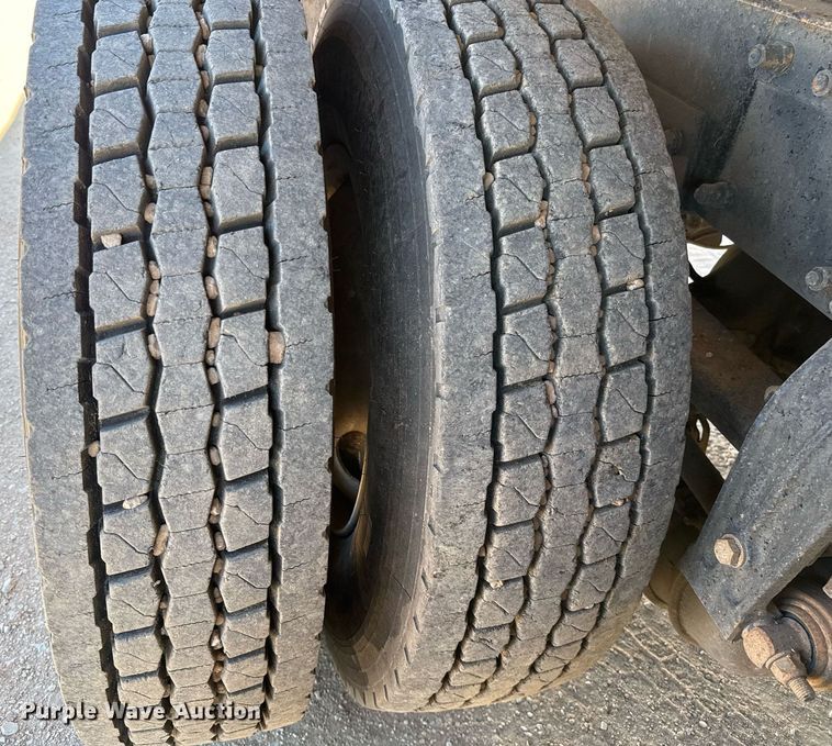 image for item EJ3083 2005 Peterbilt 378 dump truck